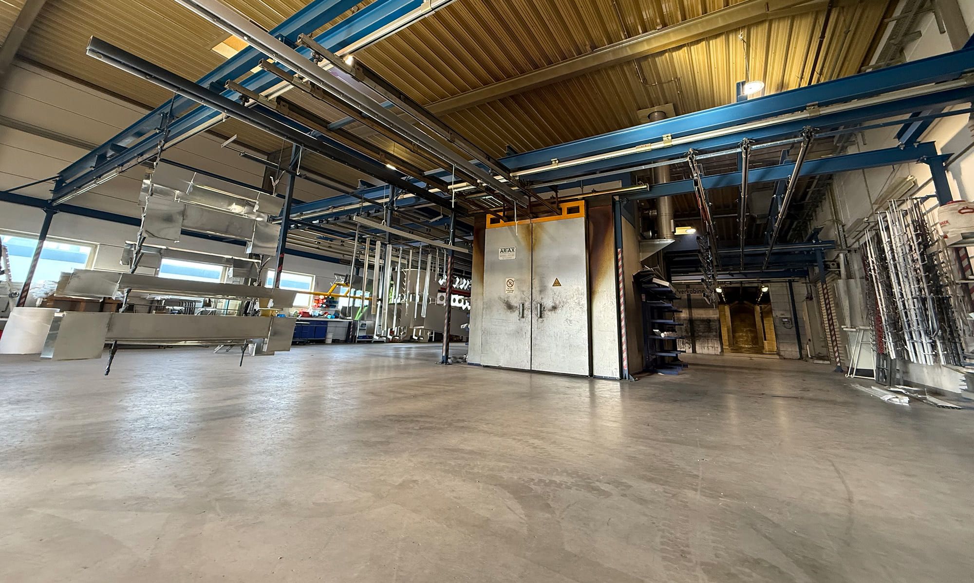 Blick in die großzügige Lackier- und Beschichtungsanlage